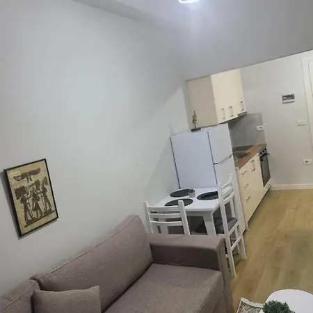 Home Inn Apartaments Tirana Apartmán *